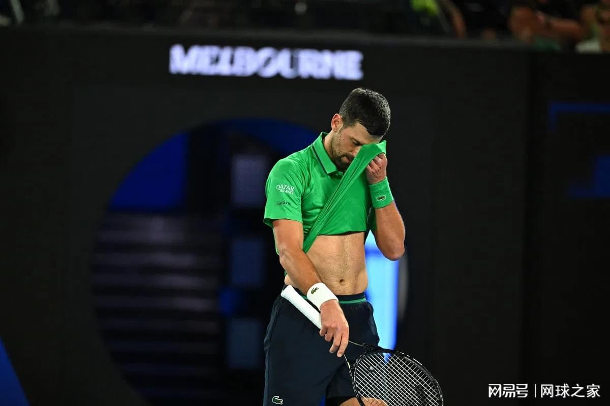 World Cup官方-德约泄愤险些击中球童，主裁网开一面才避免被再次判负